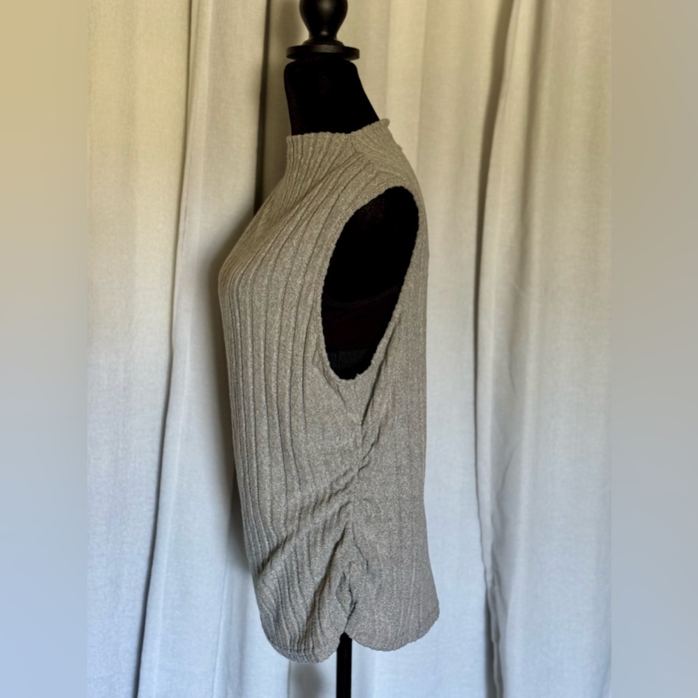 Gray Sleeveless Ribbed Top - Picture 3 of 9